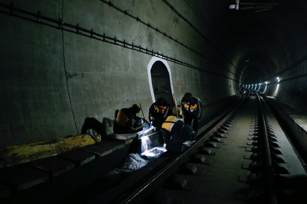 三才镇铁路运营隧道病害现状